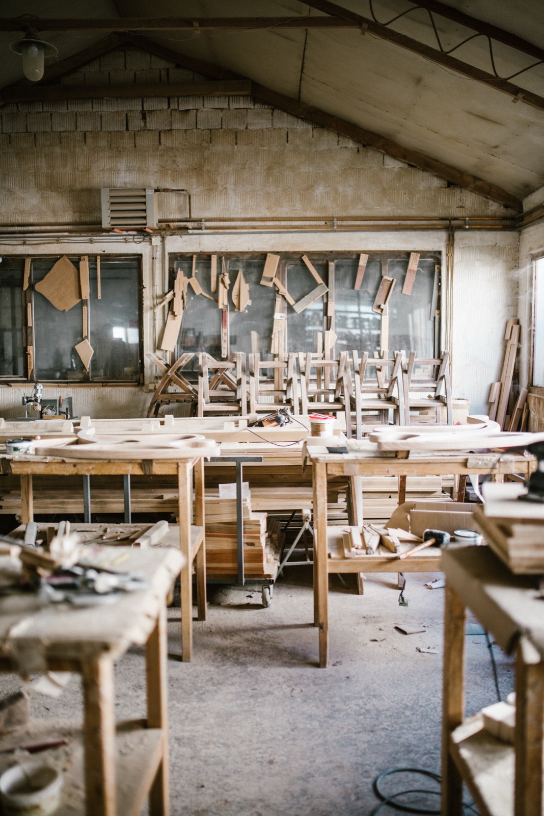 Atelier menuiserie : établis, outils et pièces de bois en cours