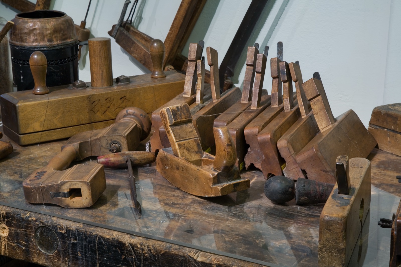 Outils de menuiserie sur établi, atelier de préparation