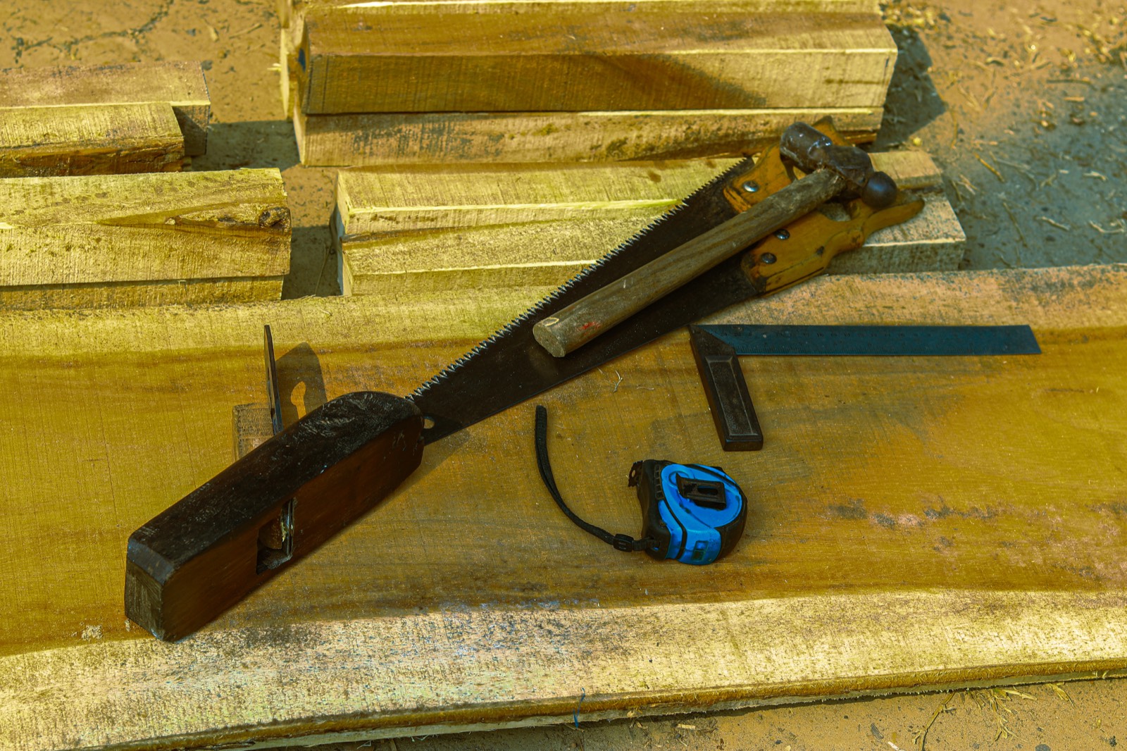 Outils à main posés sur des planches de bois